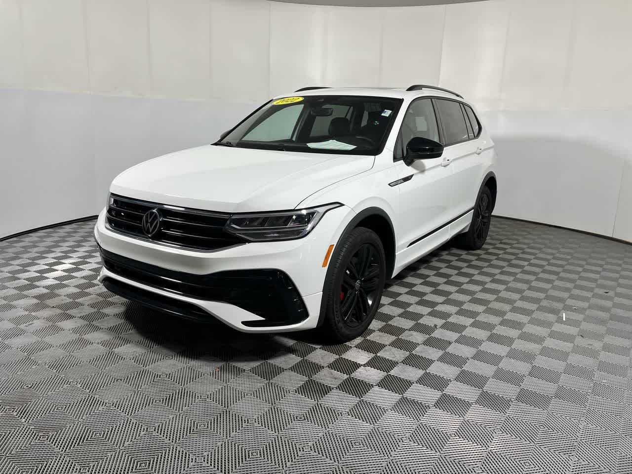 2022 Volkswagen Tiguan SE R-Line Black