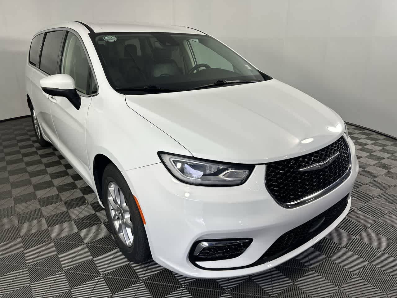 2023 Chrysler Pacifica Touring L's photo